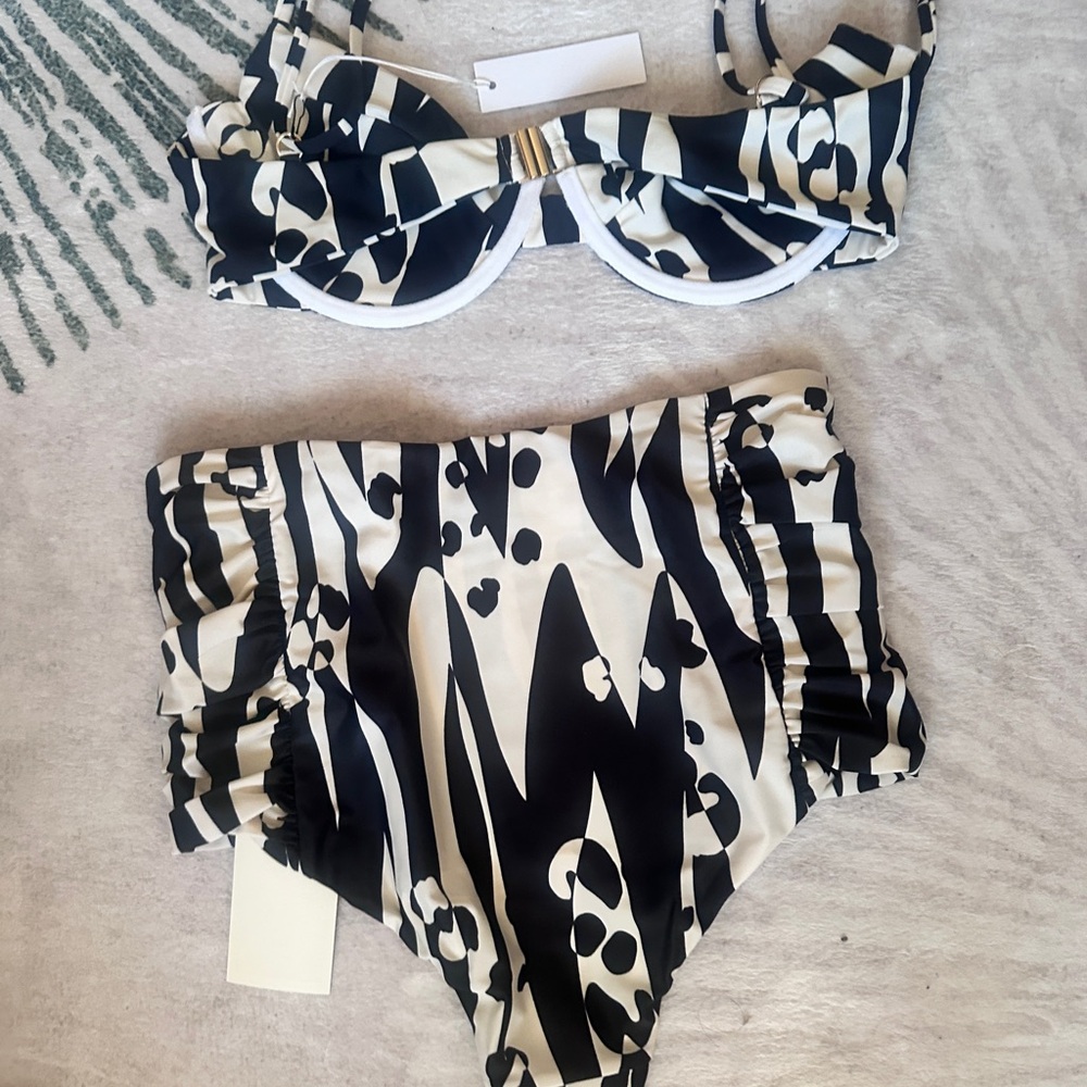 Stylish Black and White Women's Bikini Set - Picture 2 of 6